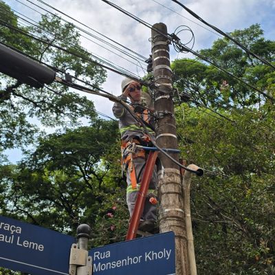 Mutirão começa a retirar fios soltos dos postes em Bragança Paulista