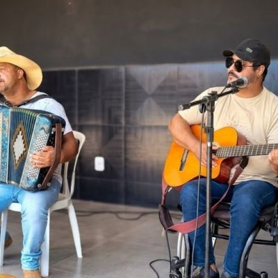 Dupla Márcio e Elder embala noite sertaneja na Feira Noturna do Posto de Monta
