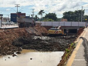 Obra no Ribeirão Lavapés avança com serviços no leito e nas margens
