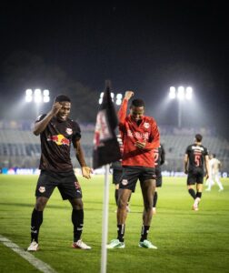 Wallace Yan brilha, Bragantino goleia a Chapecoense e sobe na tabela do Brasileirão