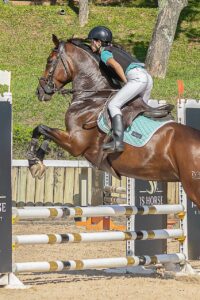 Jovem amazona de Bragança Paulista conquista medalhas e se prepara para novo desafio no hipismo