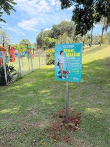 Parque Refúgio das Aves e Lago do Taboão recebem placas sobre uso de guias para animais
