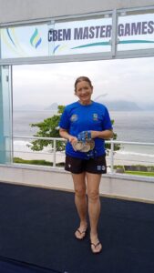 Regina Aguiar conquista seis medalhas de ouro em competição internacional de natação